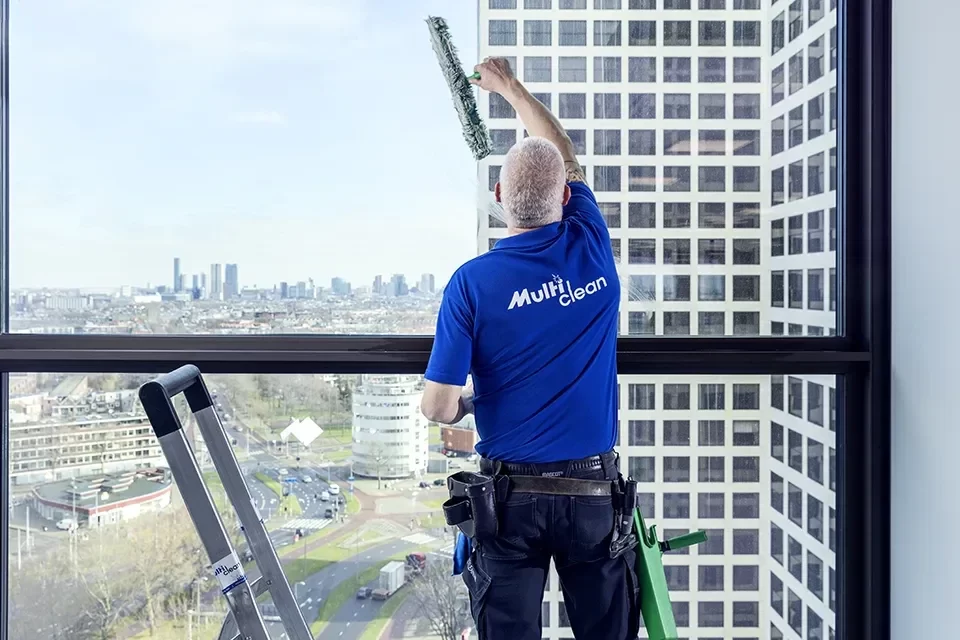 Glazenwasser aan het werk in hoogbouw