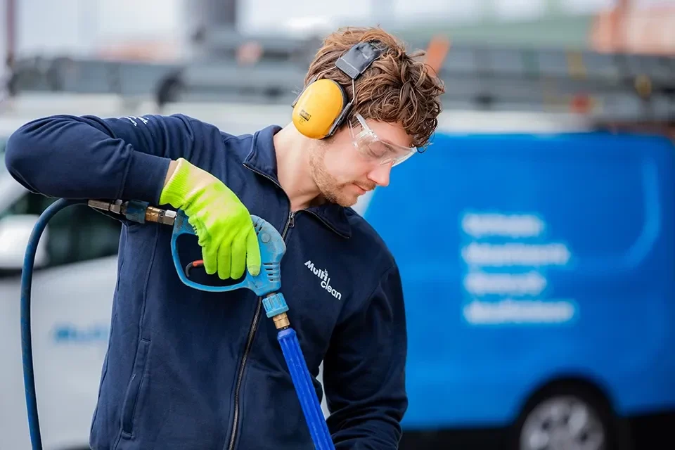 Schoonmaker met gehoorbescherming na een verbouwing