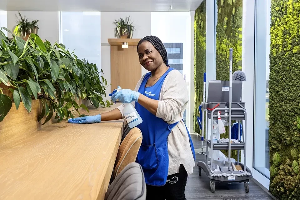 Lachende schoonmaakster van NFD aan het werk