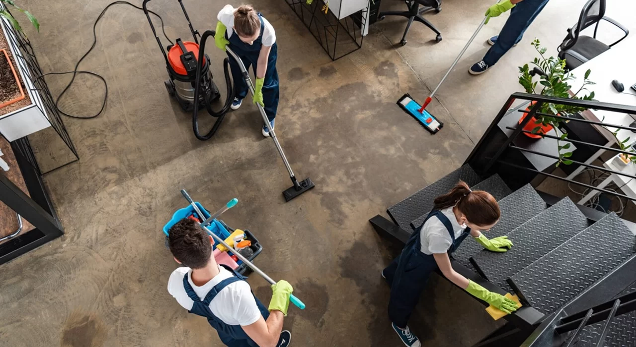 Schoonmaakteam van bovenaf gezien